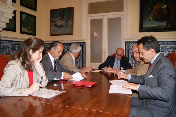 Firma del acuerdo entre el Santander y Urazca
