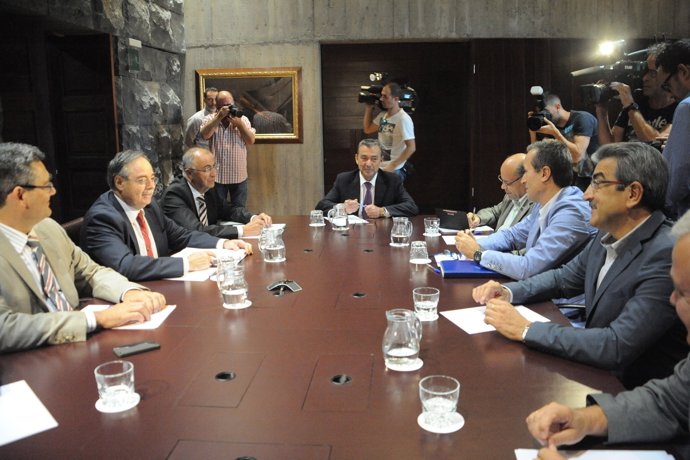 Reunión entre Rivero y los grupos