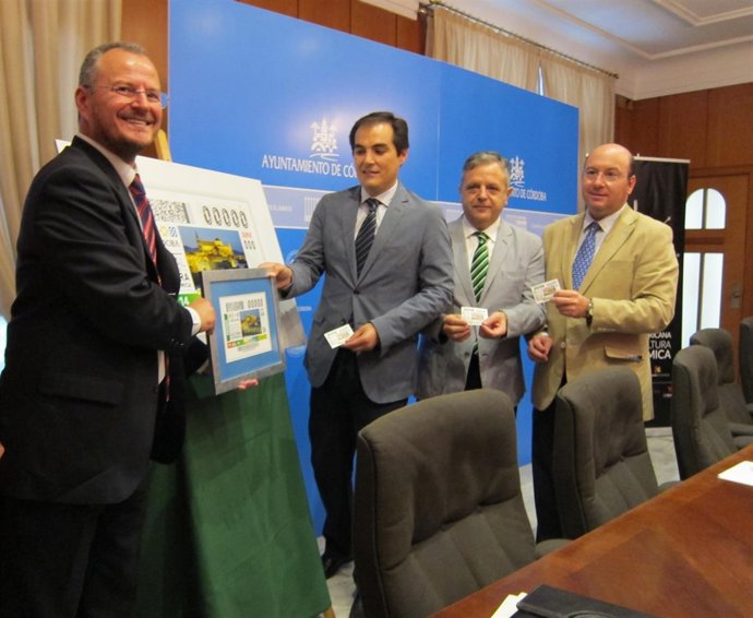 Cárceles y Nieto sostienen el cupón junto a Fuentes y Navas