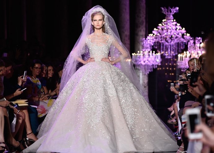 Elie Saab cerró el desfile con este precioso vestido de novia