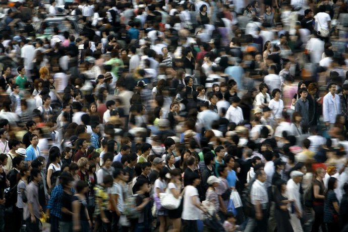 Gente andando por una calle de Tokio. 