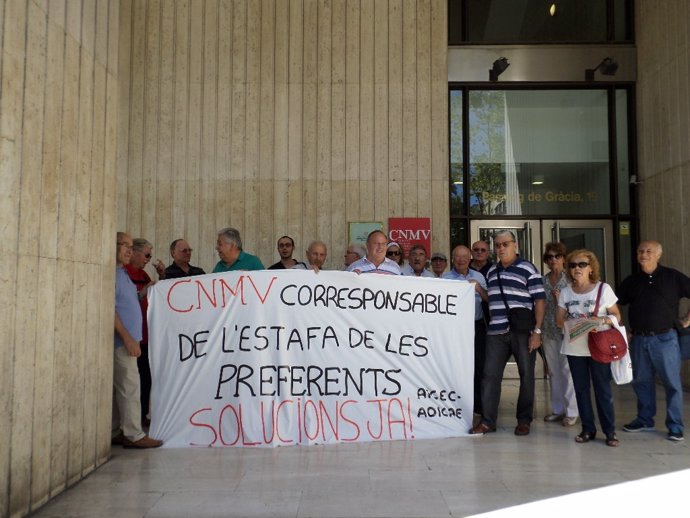 Adicae protesta ante la CNMV en Barcelona sobre preferentes