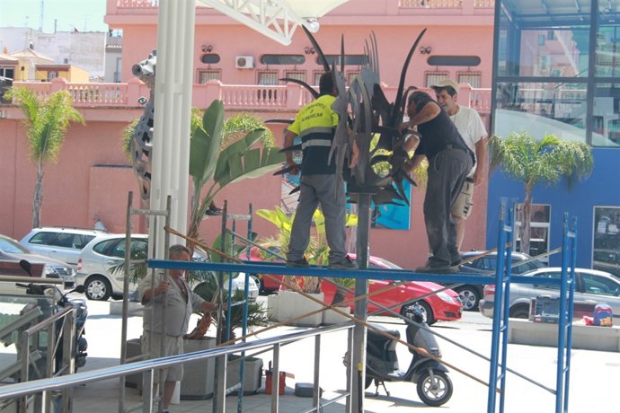 Escultura en el acceso al acuario
