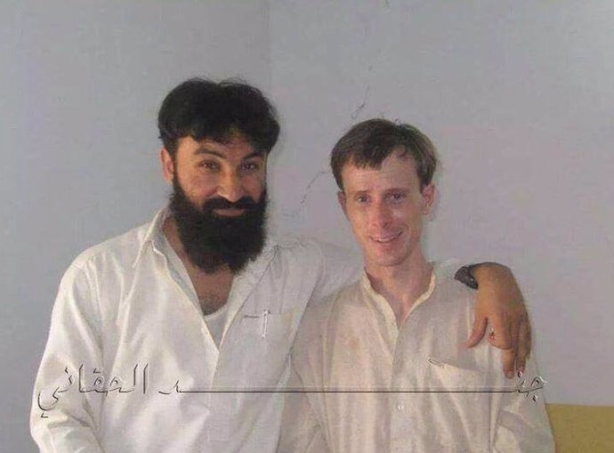 El soldado de EEUU Bowe Robert Bergdahl con su secuestrador talibán