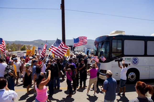Manifestantes bloquean un autobús con inmigrantes en California