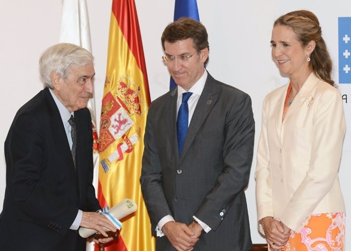 Infanta Elena presida día de Galicia entregando diplomas a galardonados