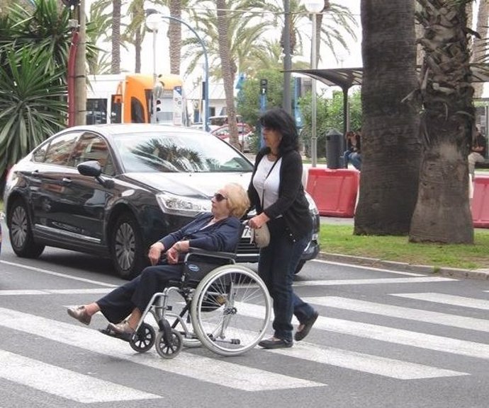 Una Señora En Silla De Ruedas