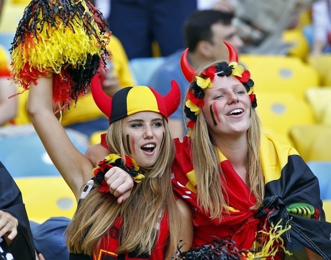 Belgium fans wait for the start of the 2014 World Cup Group H soccer match betwe