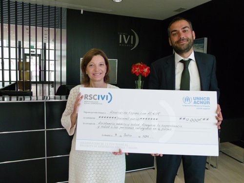 IVI entrega un cheque solidario al Comité español de ACNUR
