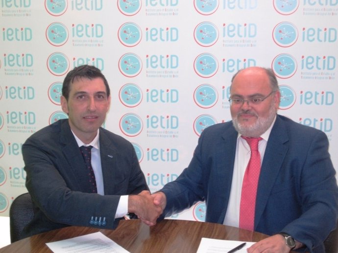 Firma del acuerdo entre IETID y Grünenthal Pharma 
