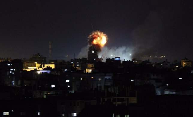 Explosión por el impacto de las bombas aéreas lanzadas por Israel