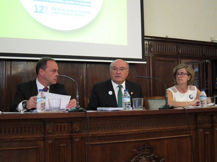 Carnicer y Morán en la rueda de prensa en el Colegio de Abogados