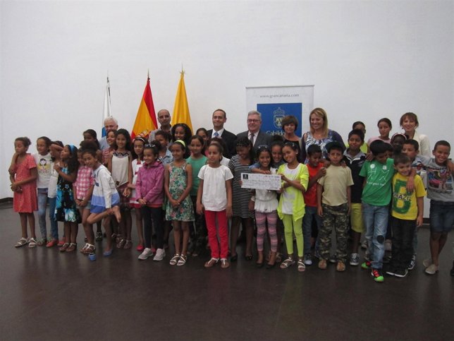 Bravo de Laguna recibe a los niños saharauis del programa 'Vacaciones en paz'