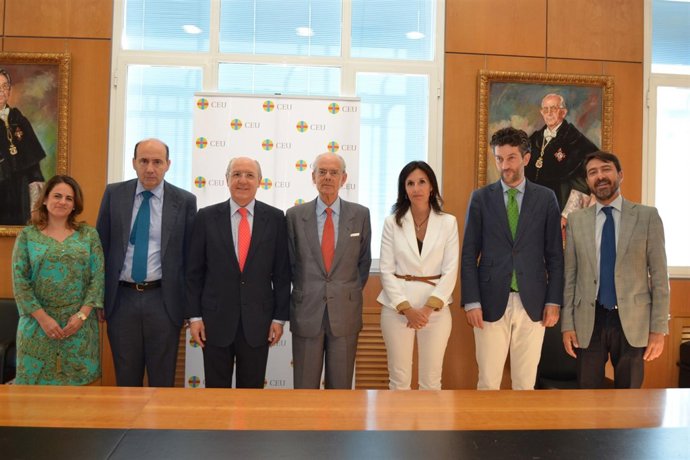 Representantes de FUSC y CEU USP con el presidente de ARHOE