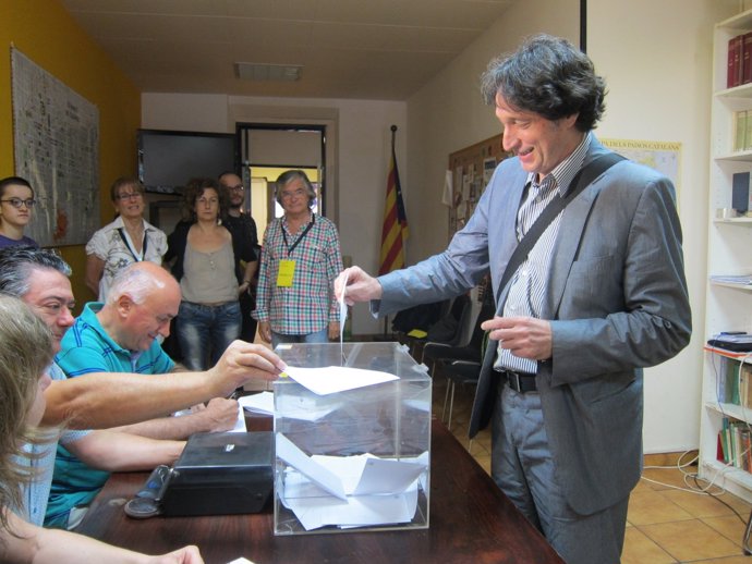 Jordi Portabella (ERC) votando en una sede del partido