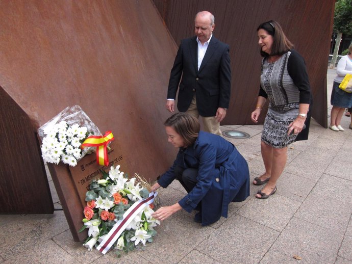 Gamarra coloca un ramo de flores en el Monumento a las Víctimas del Terrorismo