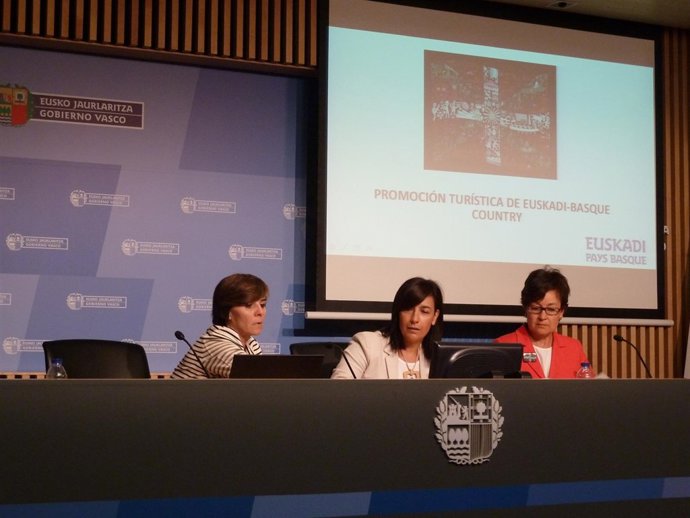 Arantza Madariaga, Itziar Epalza y Mertxe Garmendia en la rueda de prensa.