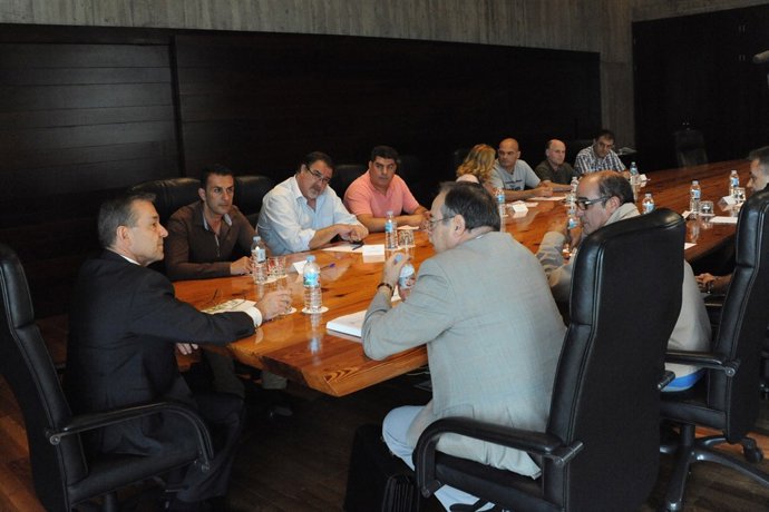 Paulino Rivero y Domingo Berriel con los representantes de los sindicatos