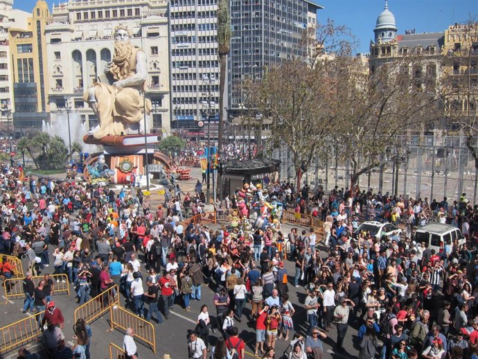 Gente disfrutando de las Fallas