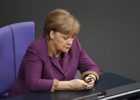 Merkel insta a Poroshenko a actuar con "proporción" contra los separatistas