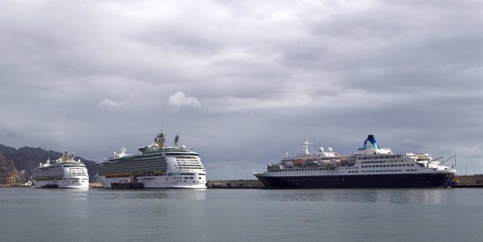 Cruceros en el puerto de Santa Cruz de Tenerife