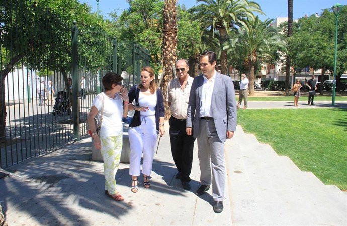 El alcalde (dcha.)  pasea junto al nuevo cerramiento del parque