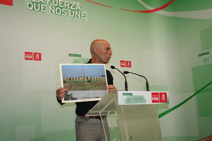 Hurtado muestrra una imagen de los rollos de cable que esperan su soterramiento 