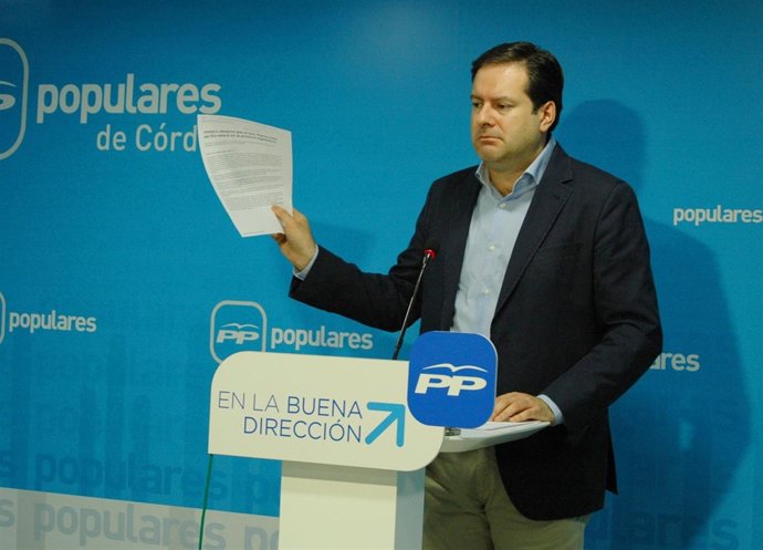 Molina exhibe una noticia sobre los compromisos de Velasco