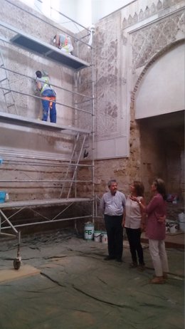 Gómez (centro, abajo) en la visita a las obras de la Sinagoga