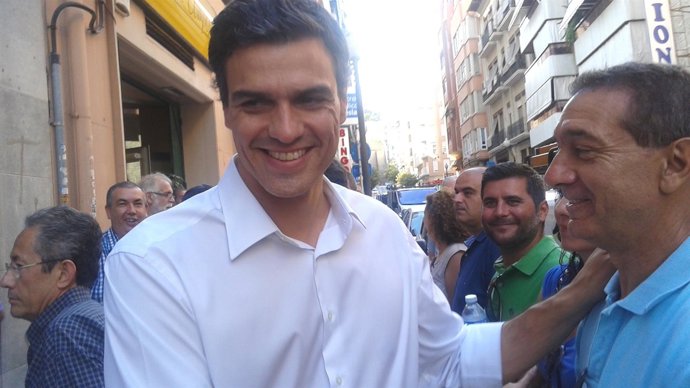 Pedro Sánchez a su llegada a la sede de la UGT en Alicante