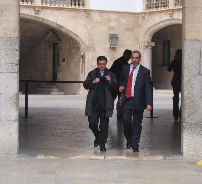 Jaume Matas y su abogado, Antonio Alberca, en la Audiencia