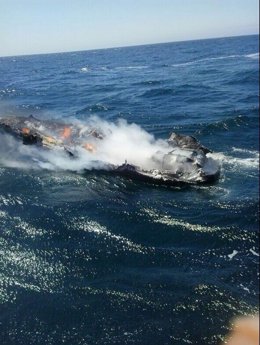 Embarcación que ardió en proximidades de Illas Gabeiras