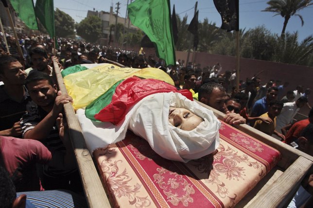 El cuerpo de un niño muerto por los bombardeos israelíes sobre Gaza