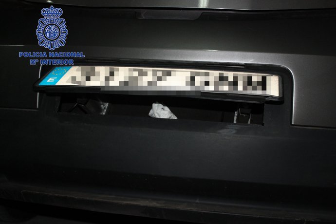 Droga oculta tras una matrícula de coche