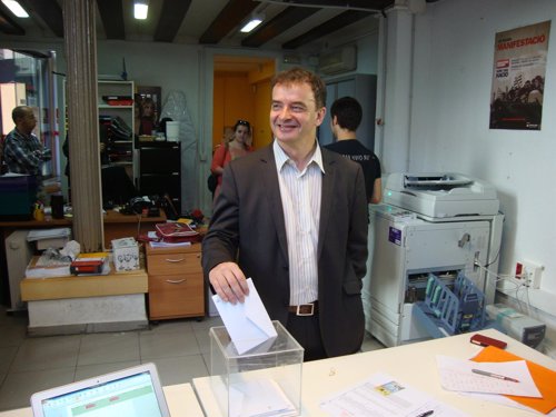 Alfred Bosch ha votado en la sede que el partido tiene en Ciutat Vella