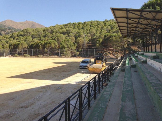 Campo de fútbol de Monda al que Diputación le está poniendo césped artificial