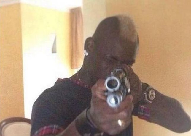 Mario Balotelli rifle en mano saluda a sus enemigos 