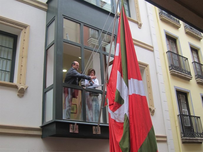 Ortuzar iza la ikurriña en el Batzoki del Casco Viejo