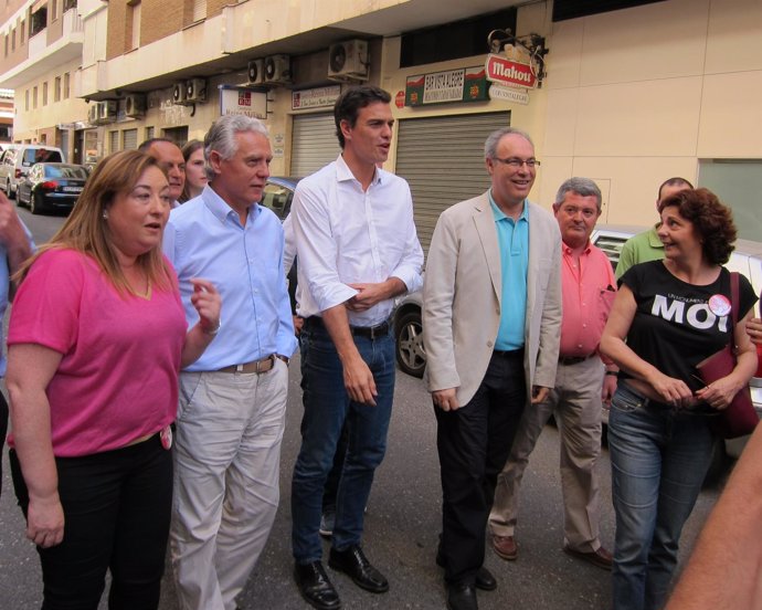 Pedro Sánchez (centro) junto dirigentes del PSOE cordobés