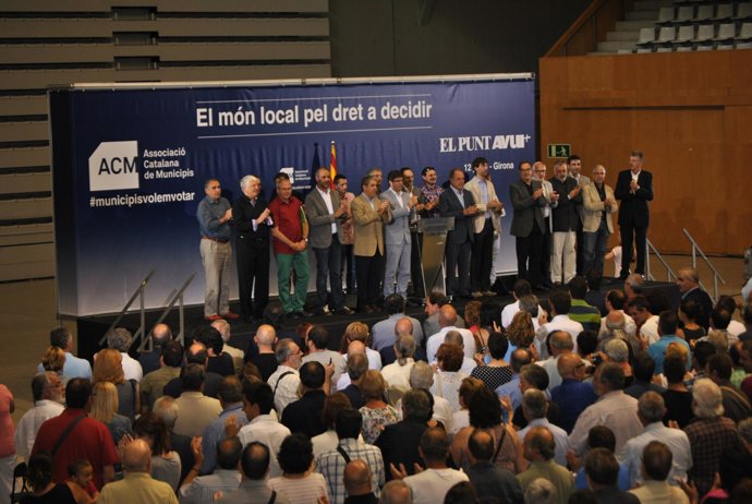 Cargos electos en el acto por el derecho a decidir en Girona