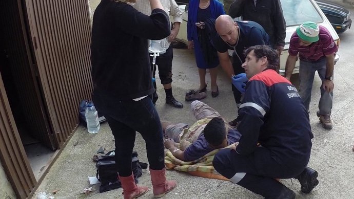 Uno de los heridos es atendido por las asistencias.
