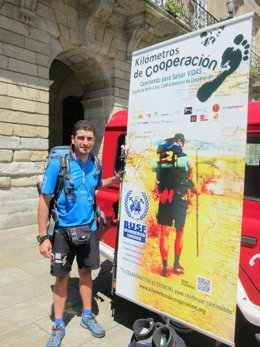 Un representante de Bomberos Unidos Sin Fronteras