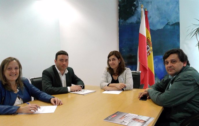 María José Sáenz de Buruaga se reúne con alcalde de Valdeolea, Fernando Franco