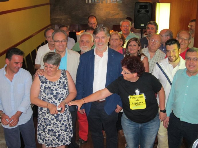 Pérez Tapias (centro) rodeado de militantes y cargos del PSOE de Córdoba