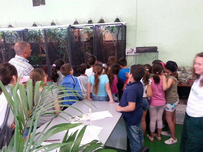 Niños durante la visita al Centro de Control de la Biodiversidad  de Málaga