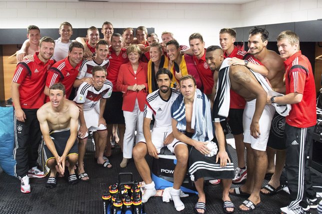 Angela Merkel con la selección alemana de fútbol