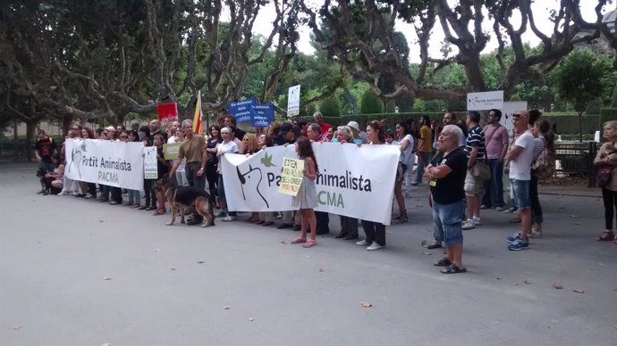 Concentración contra la tauromaquia ante el Parlament