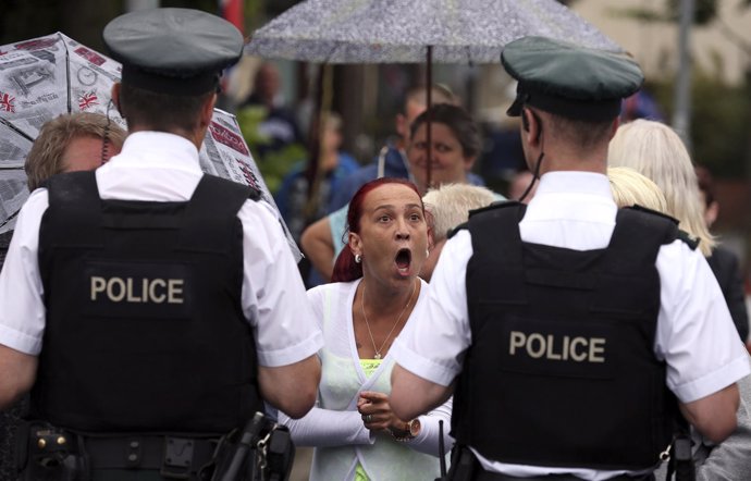 Manifestación unionista y policías norirlandeses en Belfast