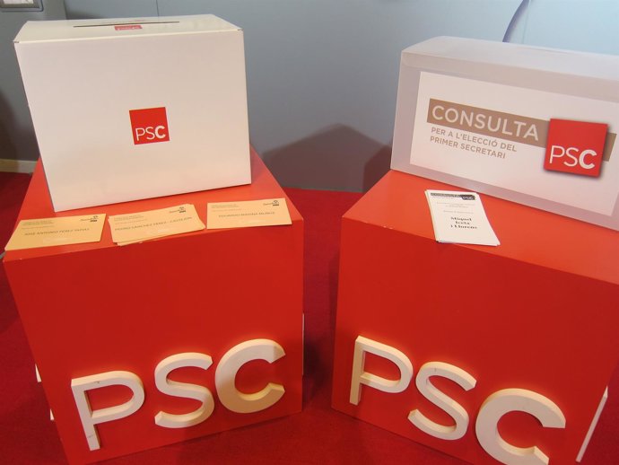 Urnas para las primarias del PSC y del PSOE.