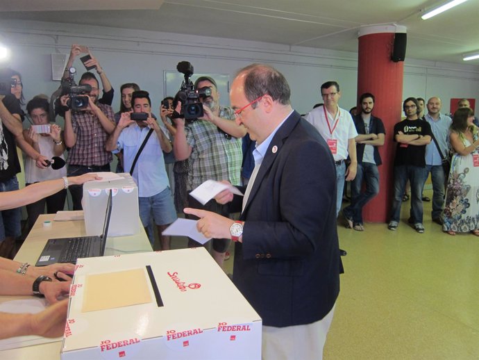Miquel Iceta vota en las primeras del PSC